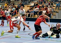 Die B�lacher Bem�hungen zahlten sich aus. Hier besch�ftigt B�lachs Samuel M�ller den Frauenfelder Torh�ter Remo Graf und Remo Fuchs. Am Schluss gewannen die Unterl�nder die wichtige Partie 5:2 und qualifizierten sich f�r die Playoffs.