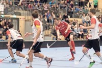 Fast 300 Zuschauer kamen zum Premierenspiel in die neue Sporthalle Hirslen und wurden von den Floorballern � hier wagt gerade Josha Meier (Mitte) einen Torabschluss � mit einem dramatischen Finale belohnt.