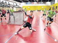 Der B�lacher Roger Schellenberg (vorne) legt sich gegen Laupens Raphael Beutler ins Zeug. Im Hintergrund (ganz links) beh�lt Mario Meier, ehemaliger NLA-Spieler in Diensten B�lachs, das Geschehen im Blick.